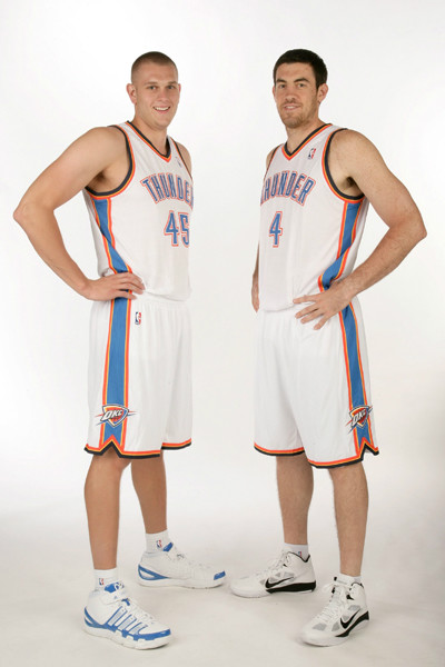 乐鱼体育-俄克拉荷马雷霆发布备战花絮；清晨手感冰凉；葡超任务艰巨；球探报告显示潜力-乐鱼体育